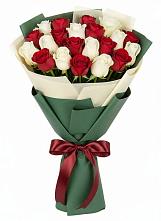 Букет Микс из красных и белых роз в Предивинске