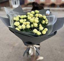 Букет Белые кустовые розы Солинеро в Предивинске