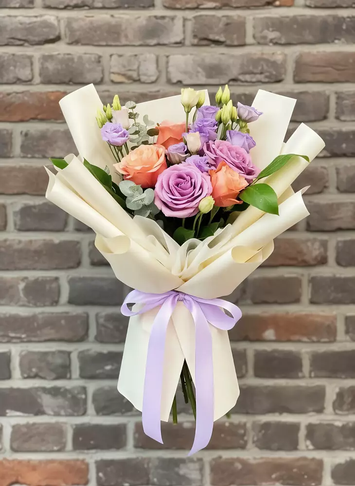 Букет цветов из: Лизиантусы и Розы в Предивинске