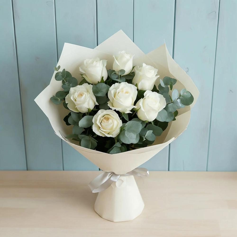 Букет Белые розы в Эвкалипте в Предивинске