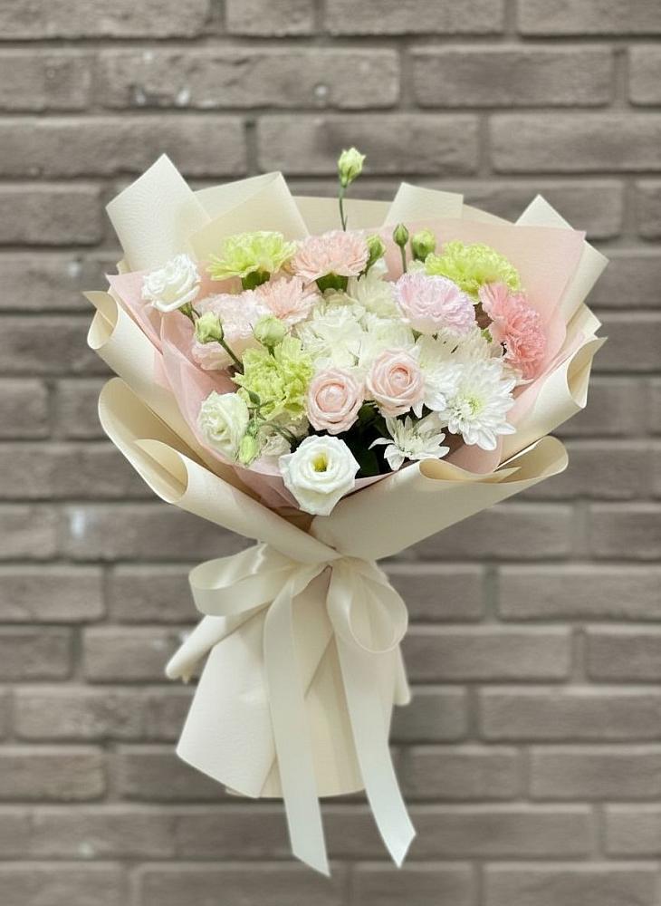 Букет цветов из: Гвоздики, Розы, Лизиантусы и Хризантемы в Предивинске