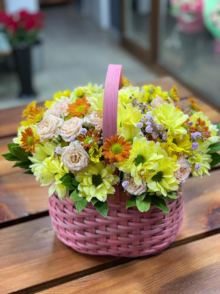 Цветочная композиция из Хризантемы и Розы в корзине в Предивинске