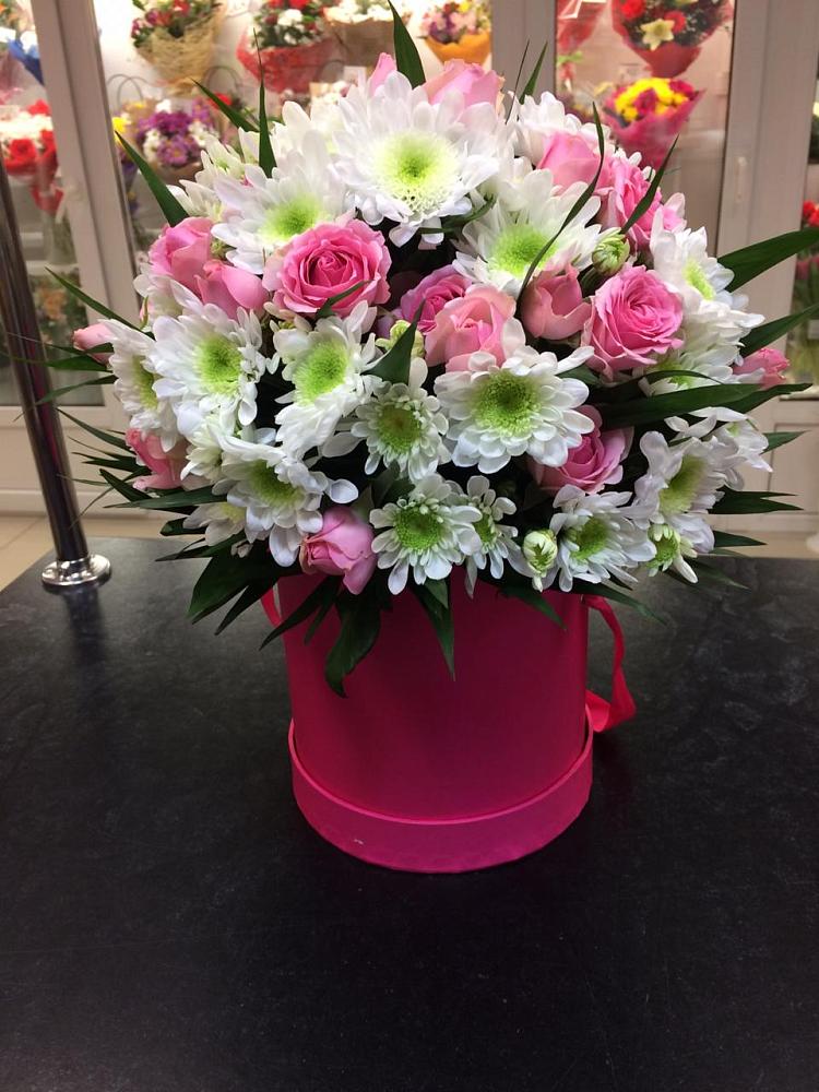 Цветочная композиция из Розы и Хризантемы в шляпной коробке в Предивинске