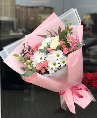 Букет цветов из: Розы, Лизиантусы и Хризантемы в Предивинске