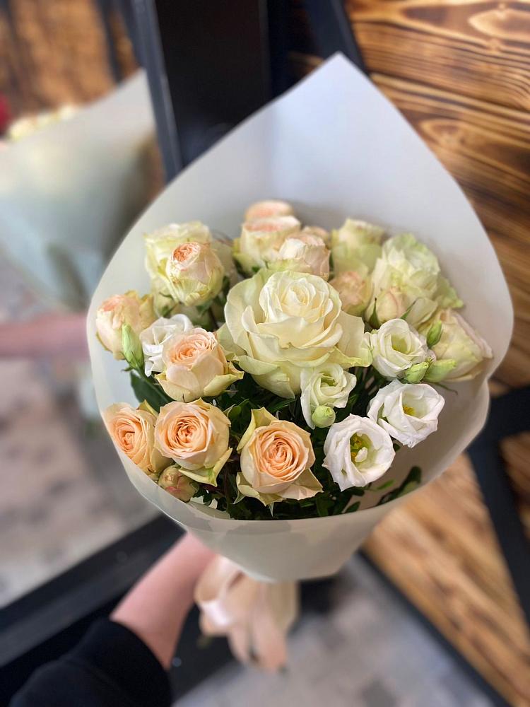 Букет цветов из: Розы и Лизиантусы в Предивинске